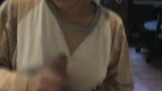 Юная малышка теребонькает своем другу возбуждённый хуек