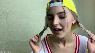 Русская студентка облизывает конец приятеля вместе с чупа-чупсом