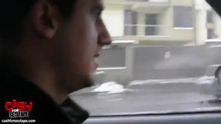 Кобель шикарно натягивает свою красотку на маленьком кушетке