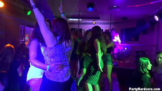 Пьяная дама облизывает большой черный болт негра на вечеринке