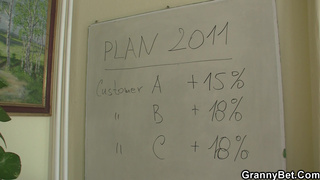 Старая начальница за 60 развела ножки в чулочках перед подчиненным