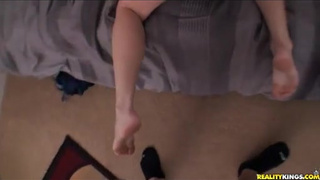 Леди в очках широко раздвигает ножки для секса