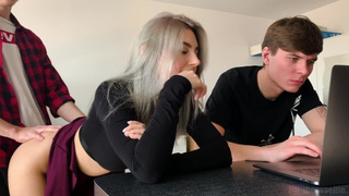 Сводная сестра облизывает болт брата, пока ее ебарь работает за ноутбуком