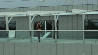 Бизнесмен на вилле глубоко ебёт в рот и очко стройняшку модель в калготочках