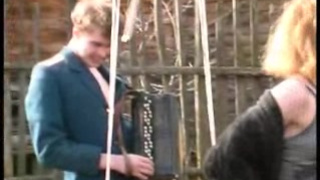 Русская блядь посасывает на улице в селе