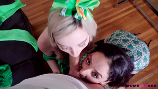 Взрослая мамка и дочь посасывают хуек мужа сыночка, пока папочки нет дома