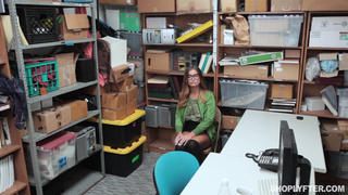 Охранник магазина чпокает грудастую воровку в подсобке