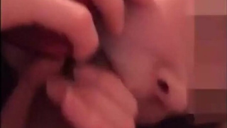 Телка рассказывает по телефону как облизывает хуец