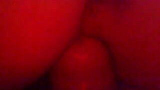 Привычно наблюдает как любимая шпилится с двумя