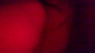 Привычно наблюдает как любимая шпилится с двумя