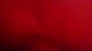 Привычно наблюдает как любимая шпилится с двумя