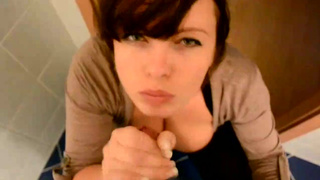 Пухлые губы девицы пиявкой впиваются в стояк мужика