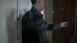 Русские свингеры прут на диване пожилую жену после душа