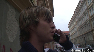 Богатая бабка за 65 реально кончает от хуя рыжего ловеласа