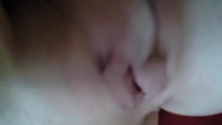 Красотка потирает свою влажную пещерку на диване