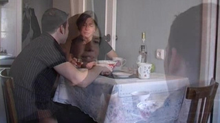 Русский мужчина натолкал в рот пьяной ночные бабочки