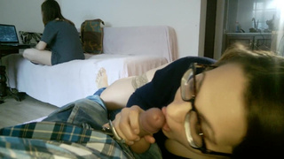 Сучка в больших очках страстно берет на клык