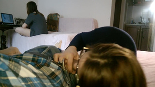 Сучка в больших очках страстно берет на клык