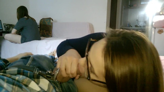 Сучка в больших очках страстно берет на клык