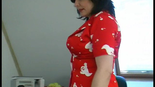 Юной сотрудник вылизал зрелую киску мамашке