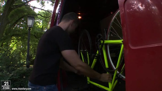 Мужичек Трахает Телочку На Улице