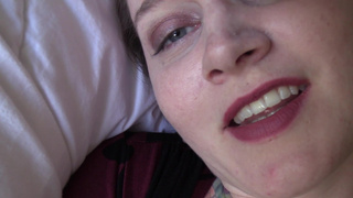 Однажды страстная мачеха так была возбуждена что занялась сексом с пасынком на супружеской кушетке