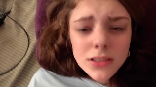 Чувак жестоко пердолит русскую девчонку на четвереньках, схватив ее за гриву