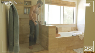 Белокурая сестричка круто кончает от секса с братом в позе рачком