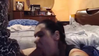 Благоверная дрочила и сосала супругу перед камерой, как никогда