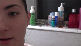 Молоденькая милфа обсасывает упругий хуек сыночка