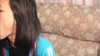 Болт шпилит китаянку все глубже и глубже