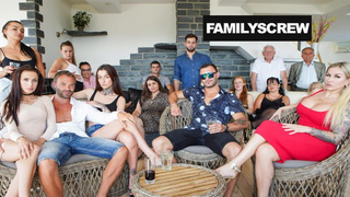 Групповой инцест секс, где долбятся всей большой семьей