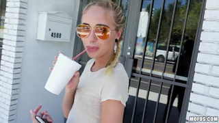 Небритый пикапер долбит белокурую худышку здоровым концом на заброшке