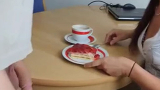 Горячий минетик от жены сразу после завтрака