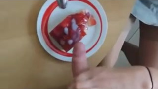 Горячий минетик от жены сразу после завтрака