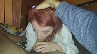 Красиво посасывает хуек парню и балдеет от холеного вкуса