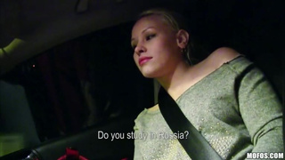 Мужик разводит на секс горячу потрясную барышню в машине