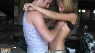 Байкер чпокнул на улице молоденькую белокурую красотку и кончил ей в ротик