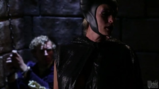 Нагая малефисента долбится с любовником в замке