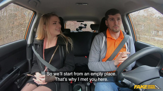 Русская студентка в колготках отсосала инструктору по вождению в машине