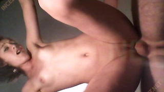 Похотливые подростки долбятся на диване перед камерой