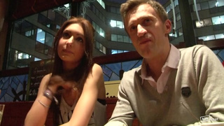 Юной человек хорошо чпокнул свою смазливую красотку на диване