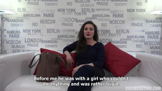 Красивая брюнетка проходит настоящий порно кастинг