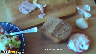 Русская особа глядя в глаза паренька открыла ротик для минета