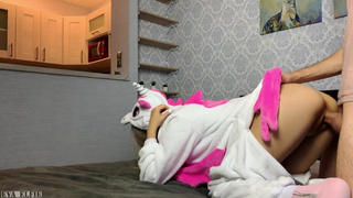 Брат с сестрой шпилятся за спиной у мамочки, пока она готовит завтрак