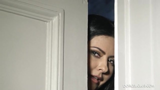 Старшая сестра подсматривает как младшая долбится с братом