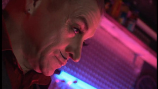 Малышку чпокают в баре кобели в масках и вафлят все лицо