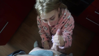 Русский любимый чпокнул юную жену на кухне, вернувшись пораньше с работы