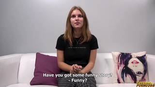 Стройная симпатичная студентка долбится с продюсером ради роли в фильме