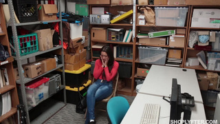 Охранник принуждает к сексу молоденькую воровку в подсобке магазина